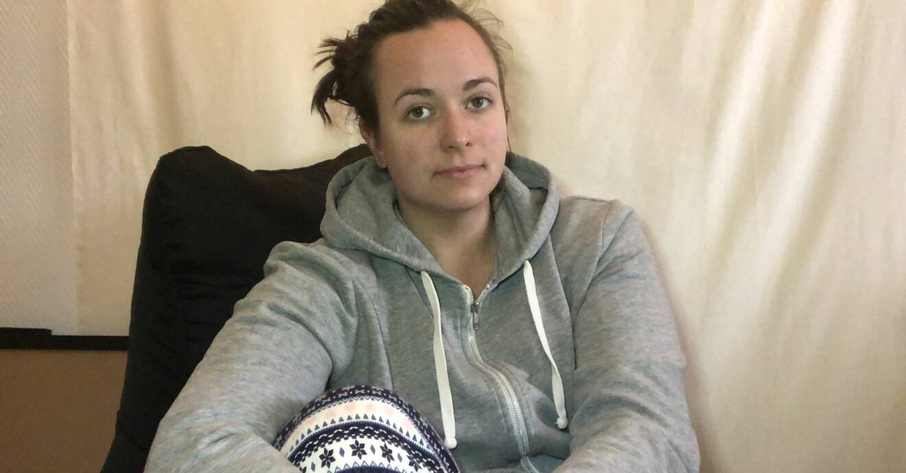 Klara-Maria Mach i lägenheten i Uppsala där hon sitter i karantän efter att ha smittats av coronaviruset.