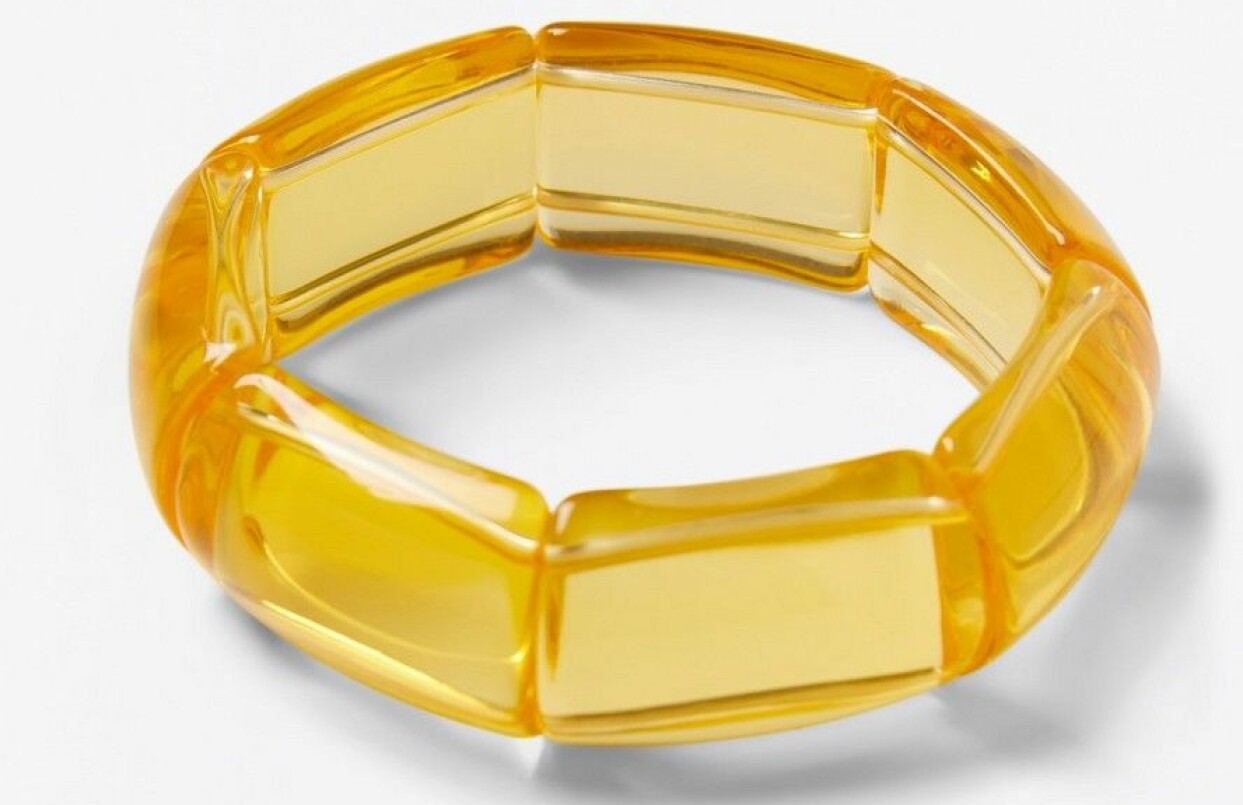 Elastiskt armband tillverkat i 70% återvunnen plast, från Lindex