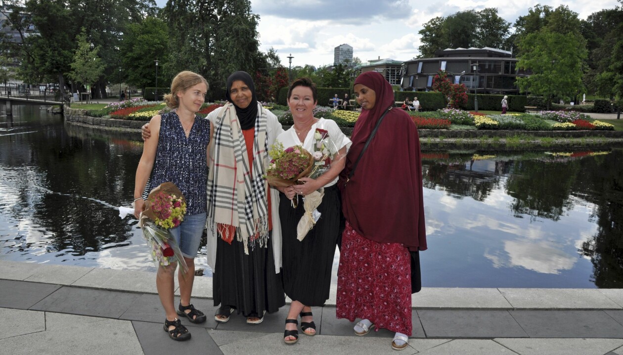 Abdels mormor Anab och mamma Khadra är glada över att få överräcka blommor till sina hjältar Sara och Monica. Foto: Per-Ola Ohlsson Abdels mormor Anab och mamma Khadra överräcker blommor till sina hjältar Sara och Monica.