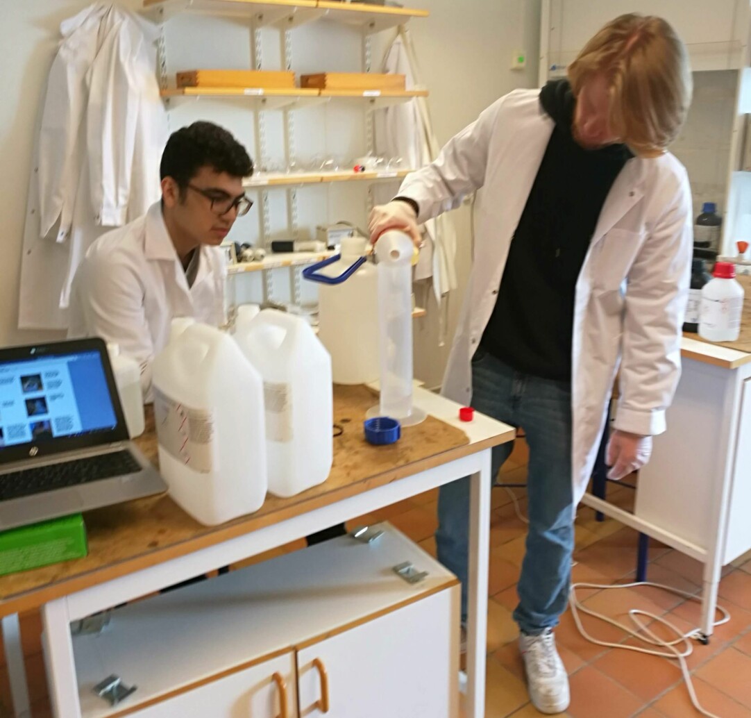Nikolai Moskaliouk Gustafsson och Beraat Secici, som båda går tredje året på naturvetenskapliga programmet, ser till att alla ingredienser tillsätts i rätt proportioner. Foto: Johanna Persson Nikolai Moskaliouk Gustafsson och Beraat Secici blandar till handspriten.