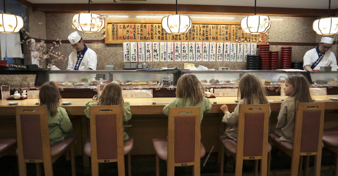 Barn på restaurang i Osaka.