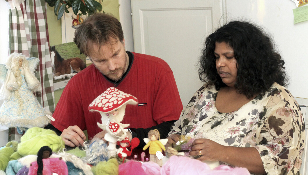Maken och livskamraten Henrik hjälper gärna till med änglarna. Foto: Susanne Stamming Usha och Henrik tillverkar änglar av Ull.