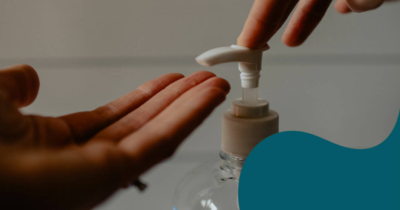 En person tvättar händerna med hemmagjord handsprit.