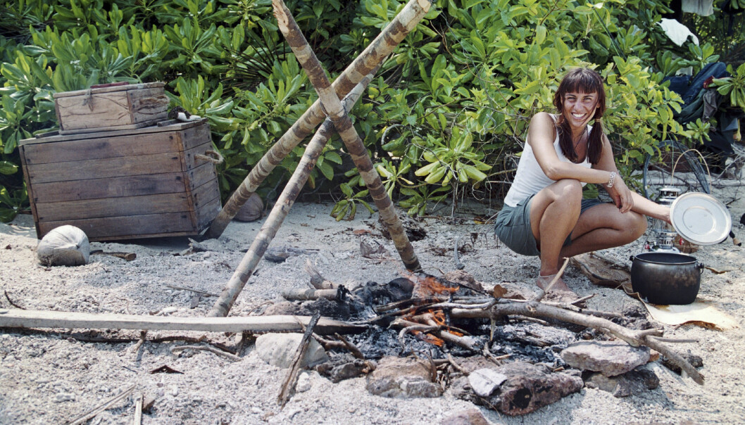 Zübeyde Simsek Gillström (Robinson-Zübeyde) var med i tävlingen och tv-programmet <i>Expedition: Robinson</i> 2001 där hon tävlade mot bland andra Emma Andersson, Jan Dinkelspiel och Jan Emanuel Johansson. Zübeyde sitter på huk på en strand, bredvid henne finns en öppen eld och hon håller ett lock som hon tagit av från en kastrull