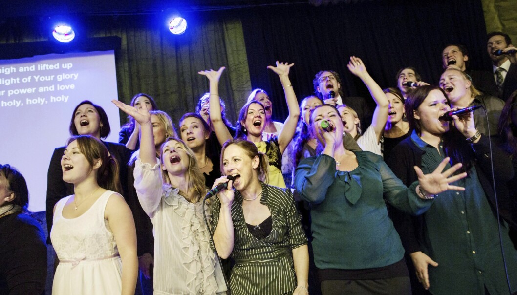 Sång under en gudstjänst i Knutby 2013. Foto: TT Körsång under gudstjänst med många glada Knutbybor.