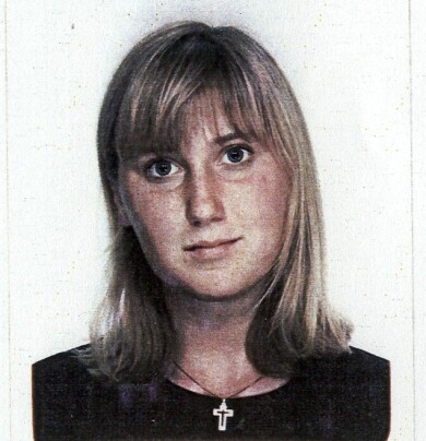 ”Jag var 20 år blev sedd och kärleksbombad”, berättar Emma Gembäck. Foto: Passregistret/TT Privatbild av Emma Gembäck som 20-åring.