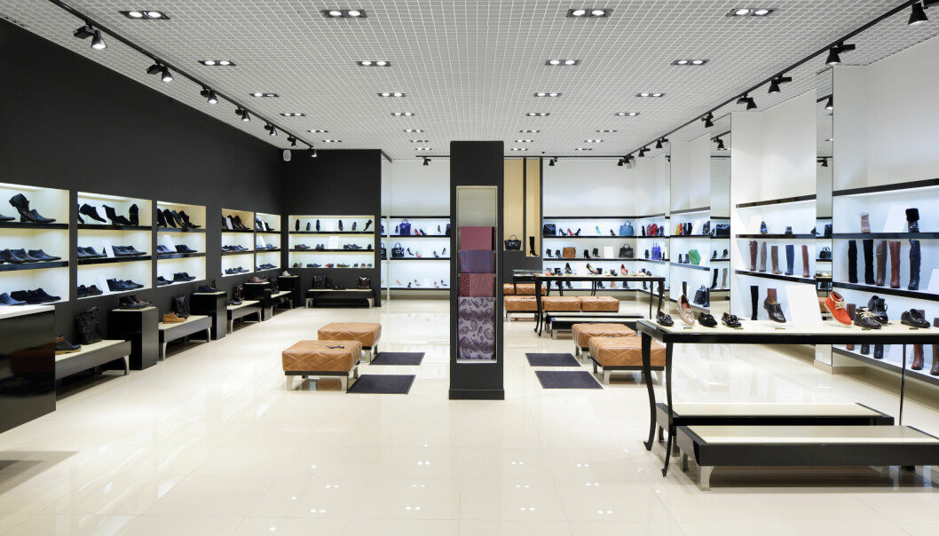 Många butiker och köpcentrum gapar tomma till följd av coronaviruset. Foto: Shutterstock/TT En skobutik utan kunder.