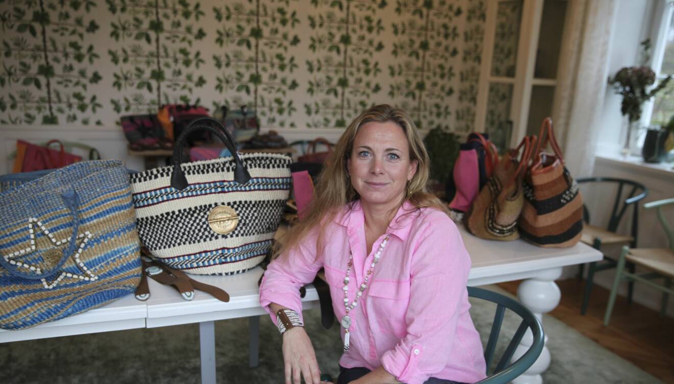 Aimée Lohrbauer med väskorna som kvinnorna i syskolan tillverkat.