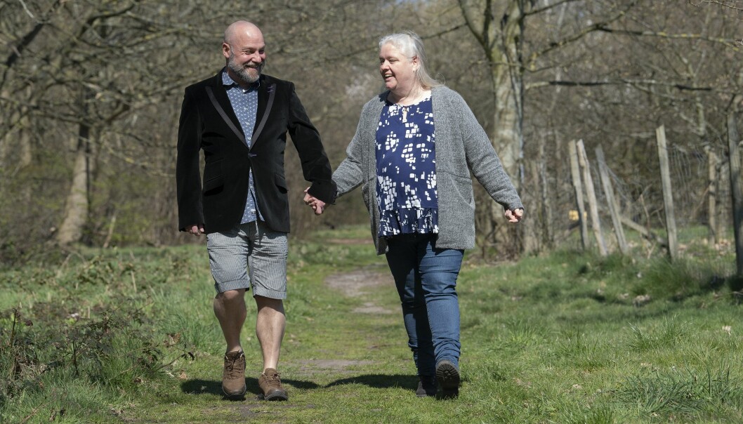 Hos Otto fann Mette den trygghet som hon så väl behövde. Otto och Mette går tillsammans på en stig i skogen och håller varandra i handen.