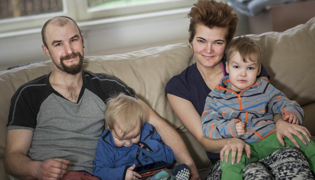 Kristoffer och Emma med barnen Isak, 3 år och Melvin, 5 år. Foto: Ewa Stackelberg Familjen med de två barnen myser i soffan.