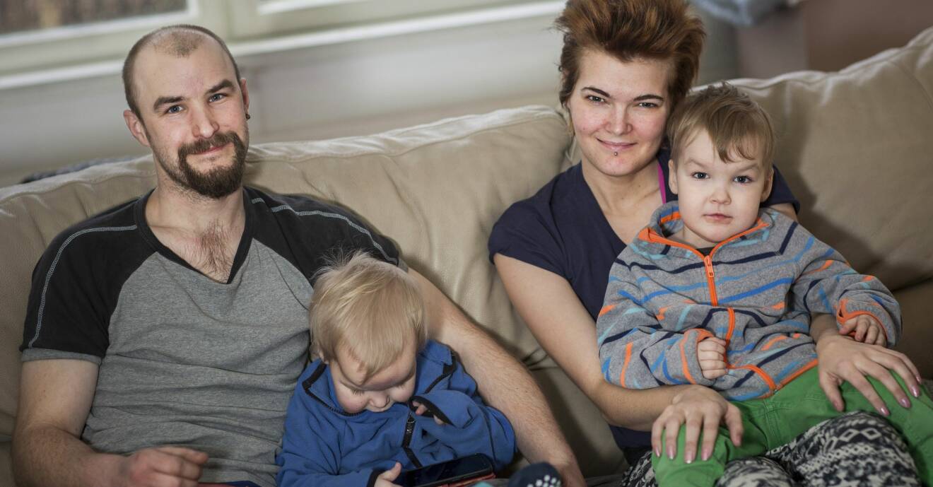 Familjen med de två barnen myser i soffan.