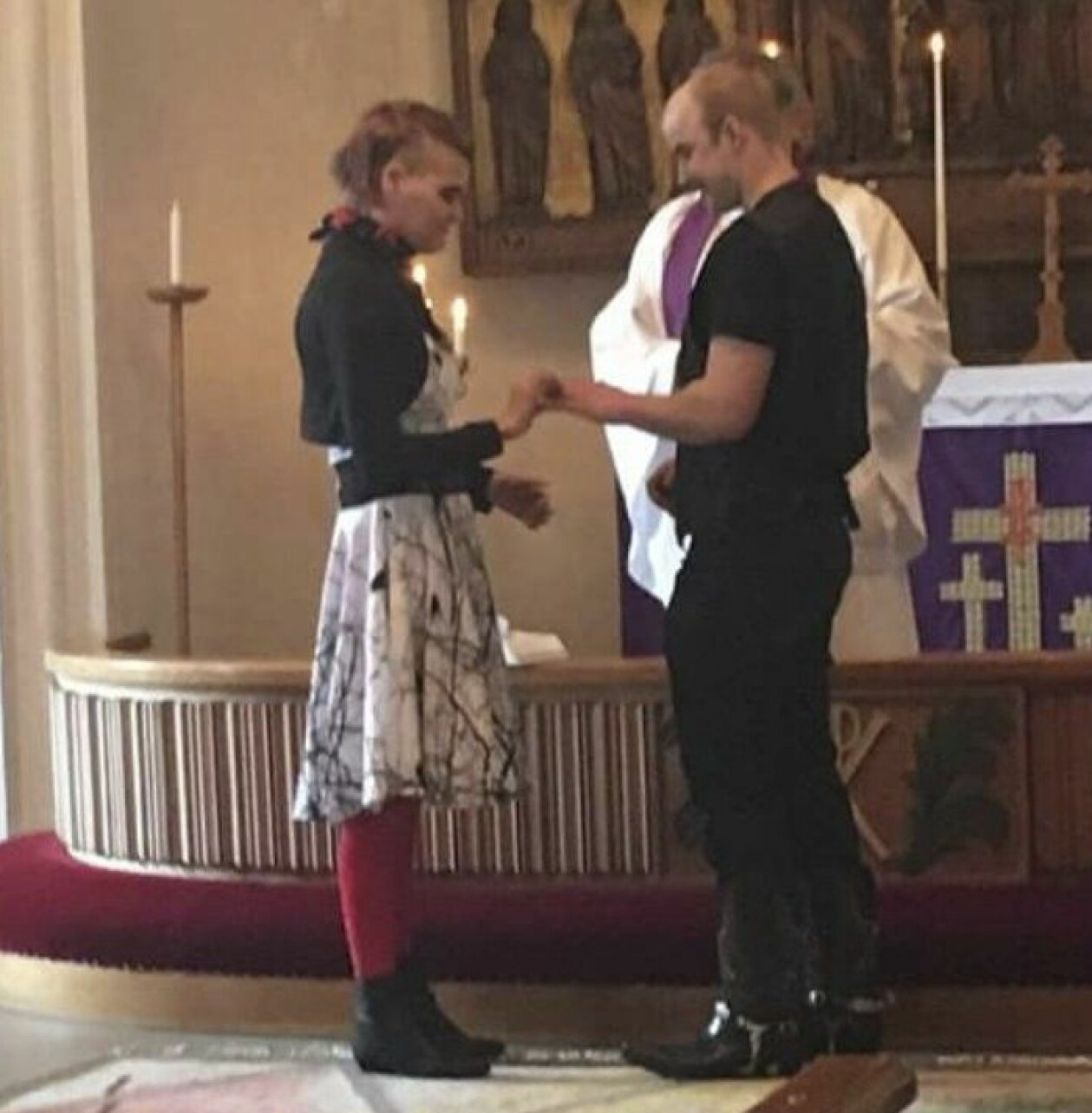 Bröllopet stod i Sillhövda kyrka. Foto: privat Paret vända mot varandra under vigseln i kyrkan.