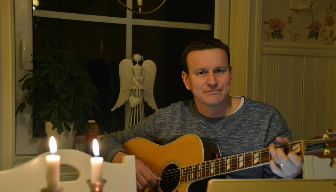 Musikern Johan Eriksson är musiker och spelar in sånger till de som beställer.