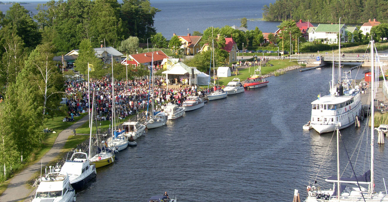 Allsång vid kanalen i Karlsborg.