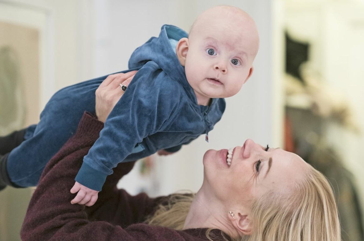 Att få barn kändes viktigt och med Emil har kärleken invaderat och fyllt Karins hjärta till bredden igen. Foto: Jennifer Glans Mamma håller upp sitt barn i luften.