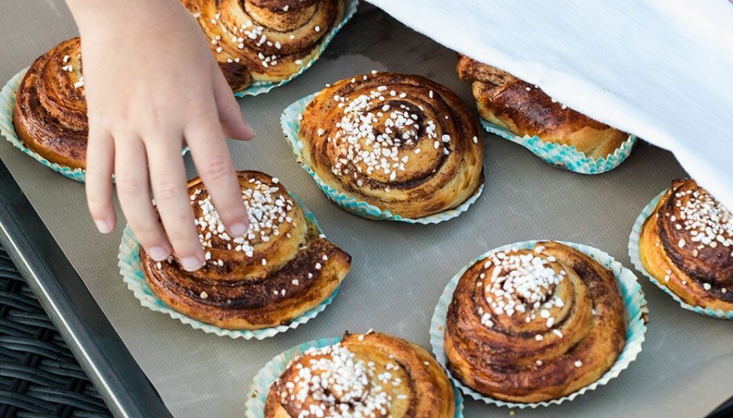 Kanelbullar på plåt med bakplåtsduk.