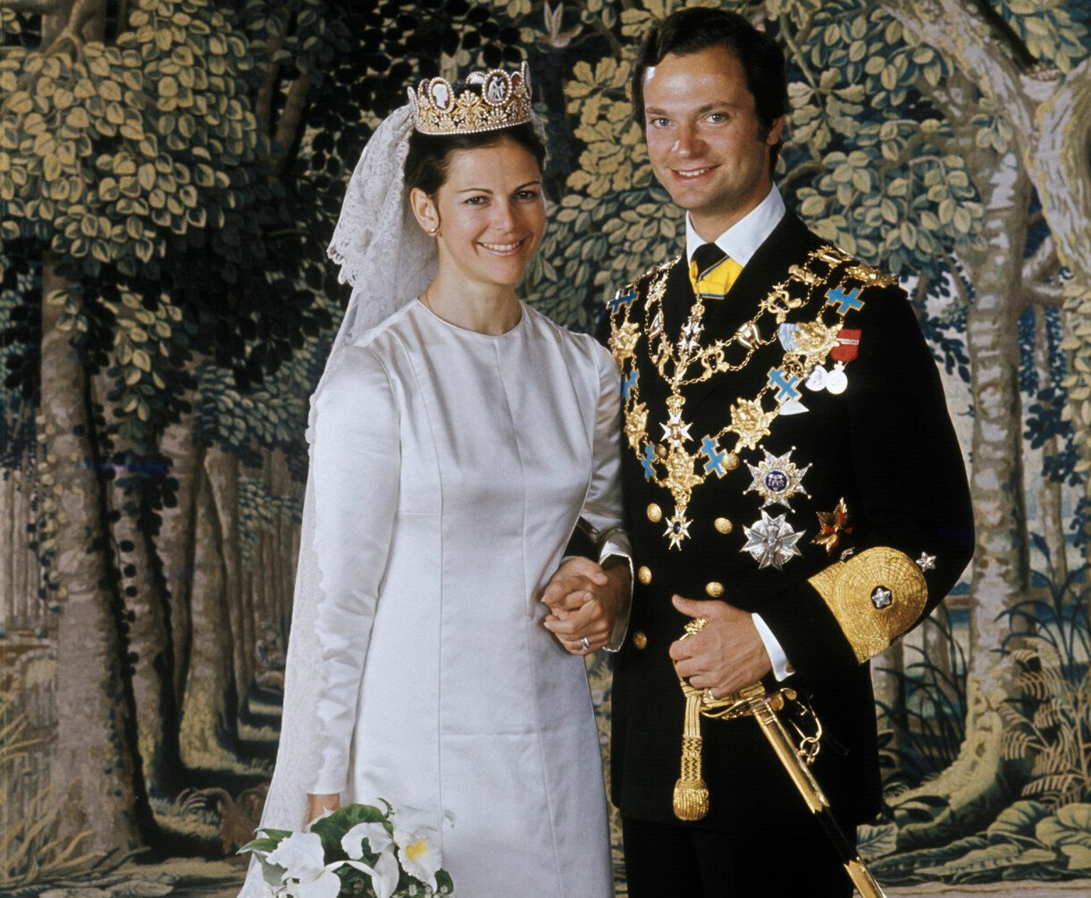 Det var kungens idé att Silvia skulle bära kaméerna som bröllopsdiadem 1976. Silvia och Kungen vid sitt bröllop år 1976.