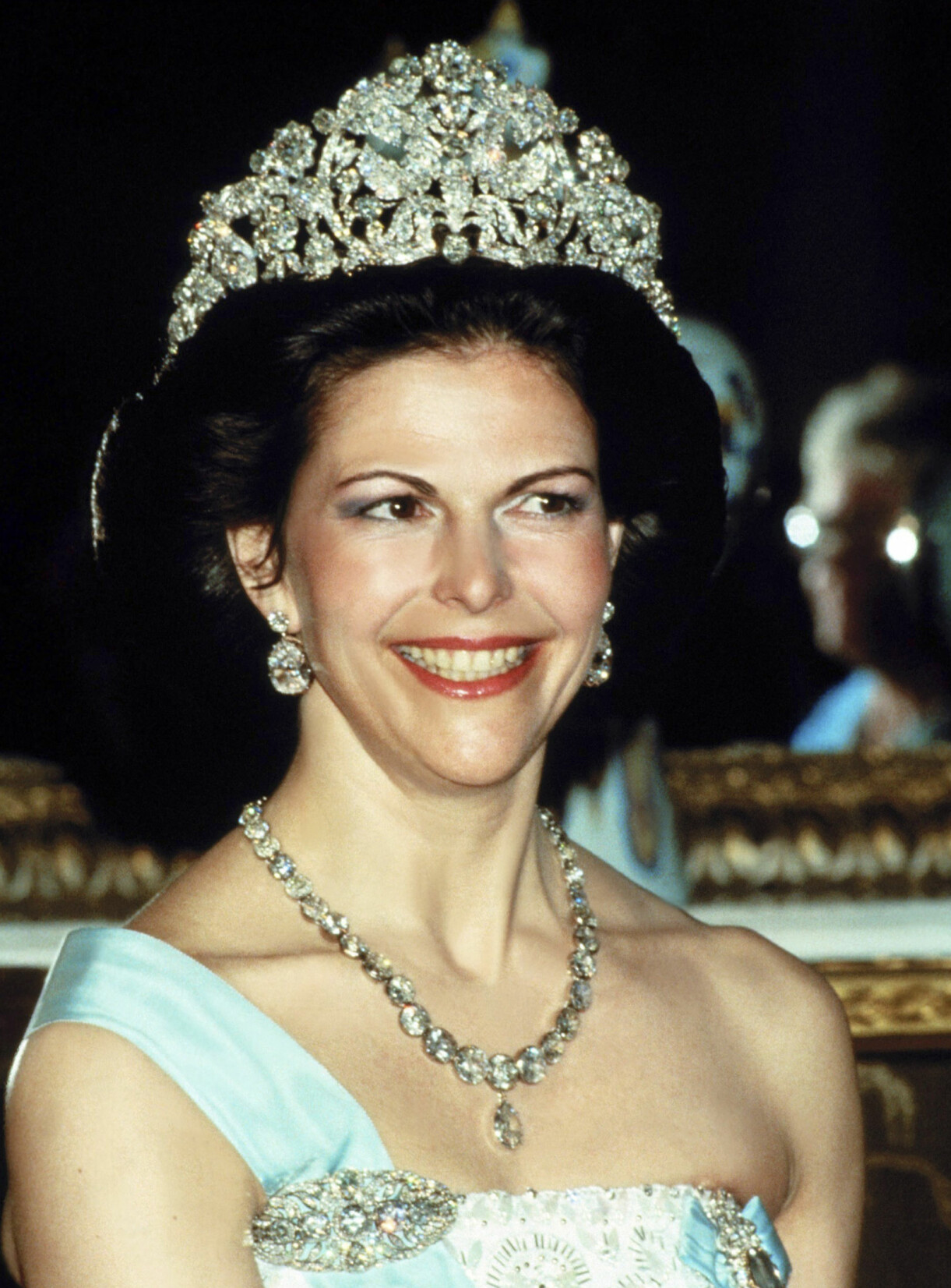 Här en härlig bild från förr, Silvia strålar med det storslagna diademet 1990. Drottning Silvia i klädd Kröningsdiademet 1990.