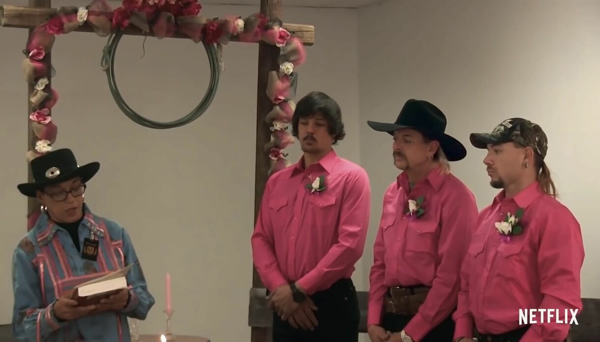 Giftermålet mellan Travis Maldonado, Joe Exotic och John Finlay. Lyckan blev kortvarig. Foto: TT Dokumentärbild från när Travis, Joe och John gifter sig.