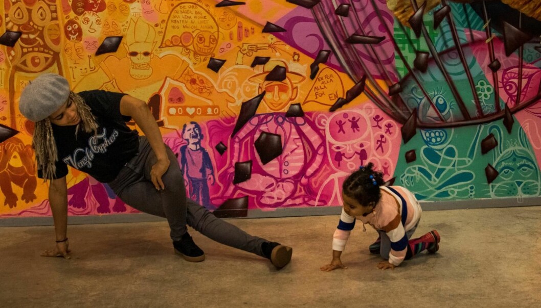 Fredmar visar Luna några danssteg. Foto: Mikel Morueta Holme Kvinna och barn dansar streetdans.