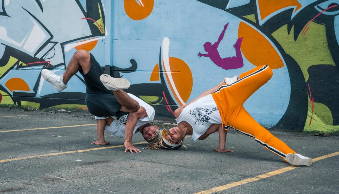 Arturo och Fredmar träffades när de var i 25-årsåldern. Foto: Mikel Morueta Holme Arturo och Fredmar dansar på gatan.