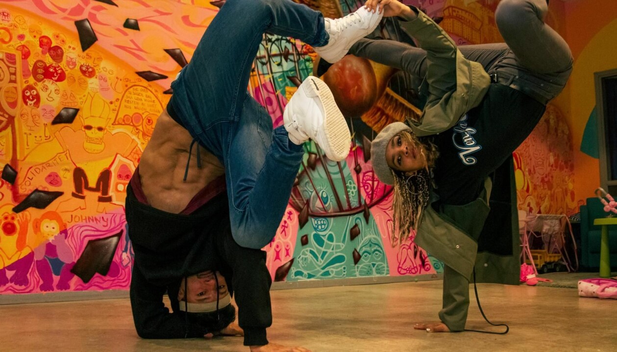 Arturo och Fredmar är övertygade om att dansen räddade deras liv. Foto: Mikel Morueta Holme Två personer dansar streetdance.