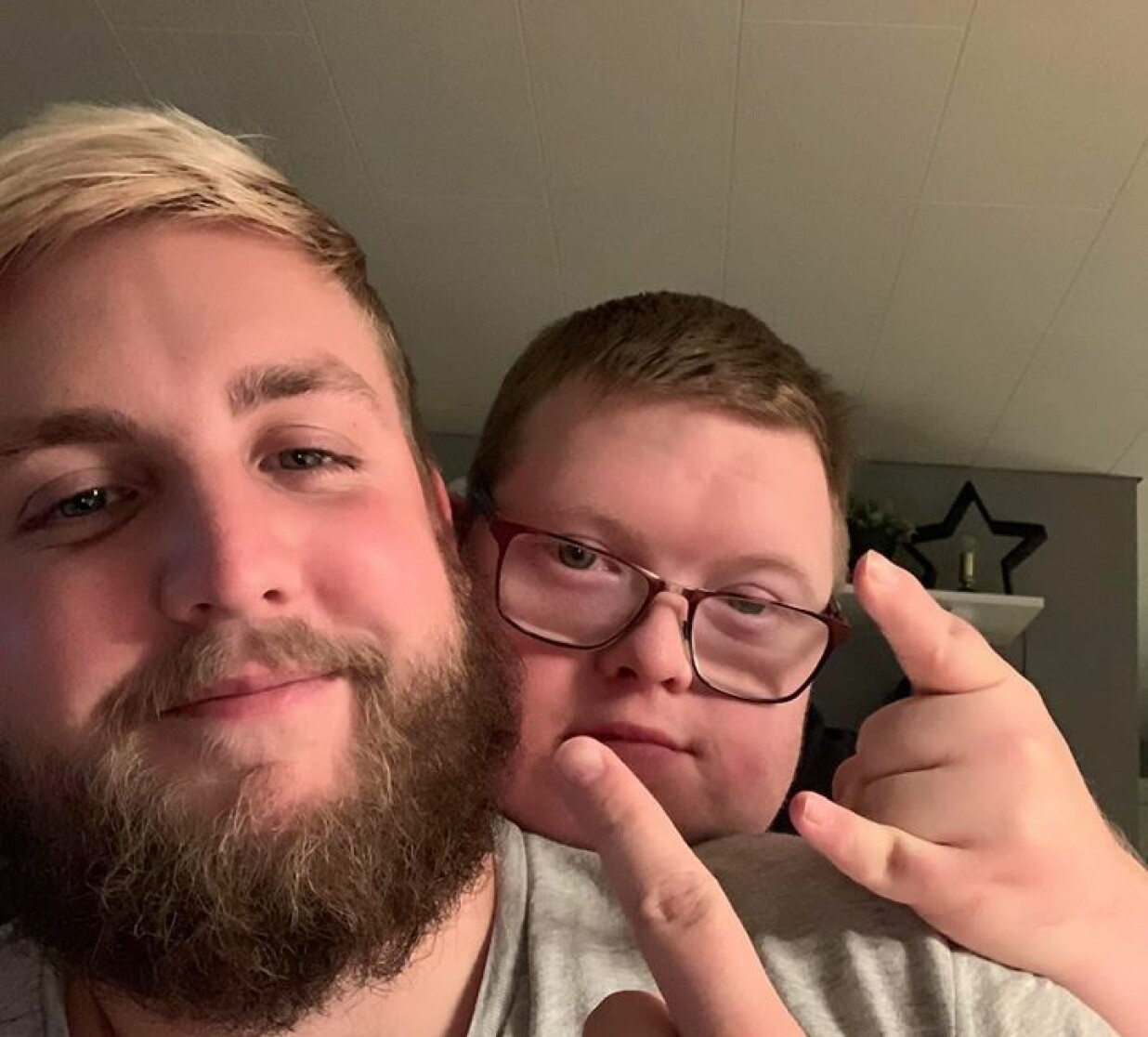 Bröderna Viktor och Rikard umgicks ofta och hade en alldeles egen speciell jargong. Foto: Privat Viktor Winterqvist och Rikard Andersson.