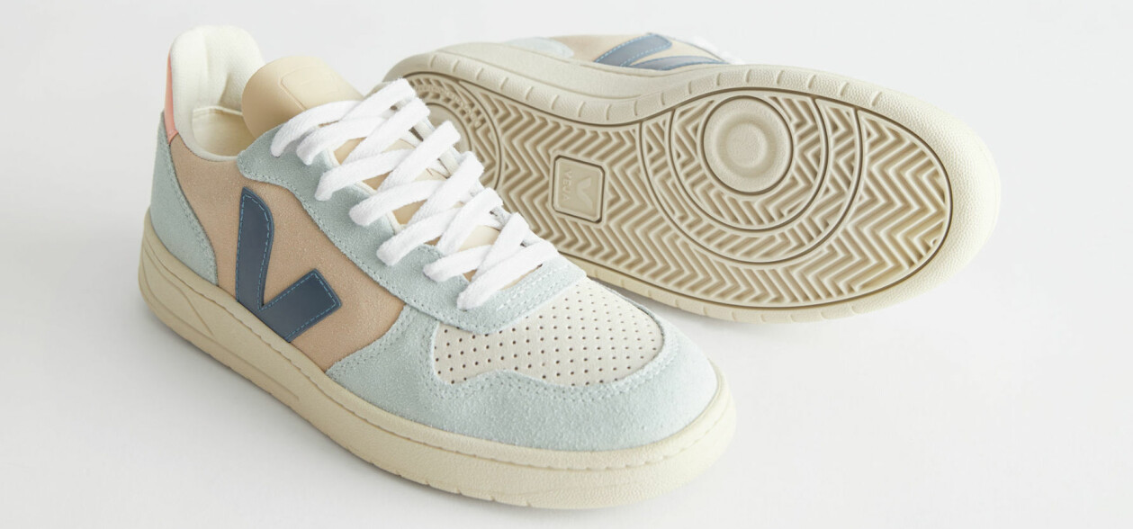 Sneakers med perforeringar och offwhite sula, från Veja hos & Other Stories