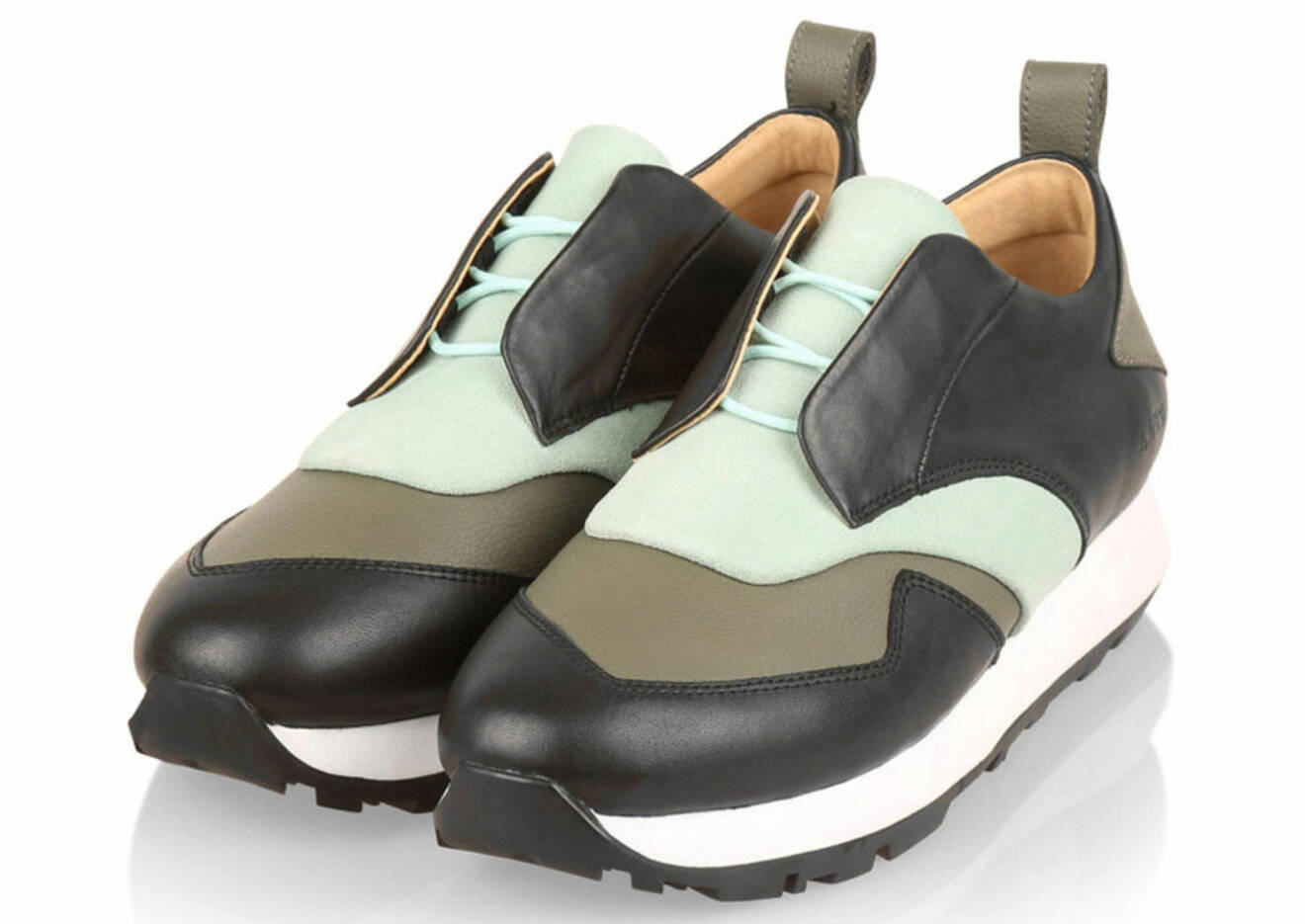 Sneaker-hybrid med hög komfort och sidosydd överdel i mocka. Tjock, uttagbar innersula, från Gram