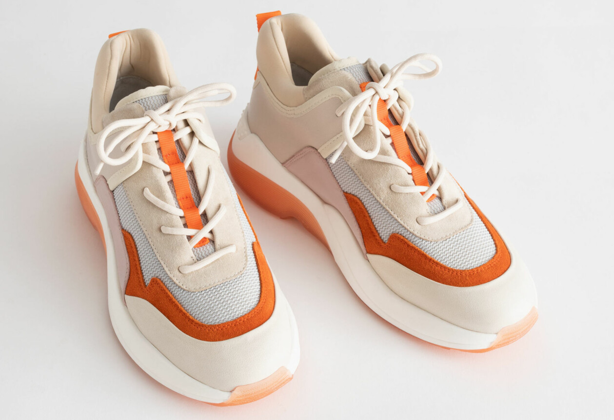 Sneakers i lite chunky modell av mocka, mesh och neopren, från & Other Stories.
