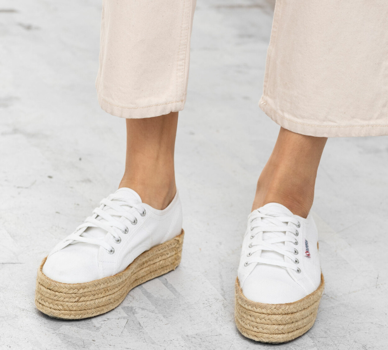 Vita textilsneakers med tjock repklädd sula, från Superga.