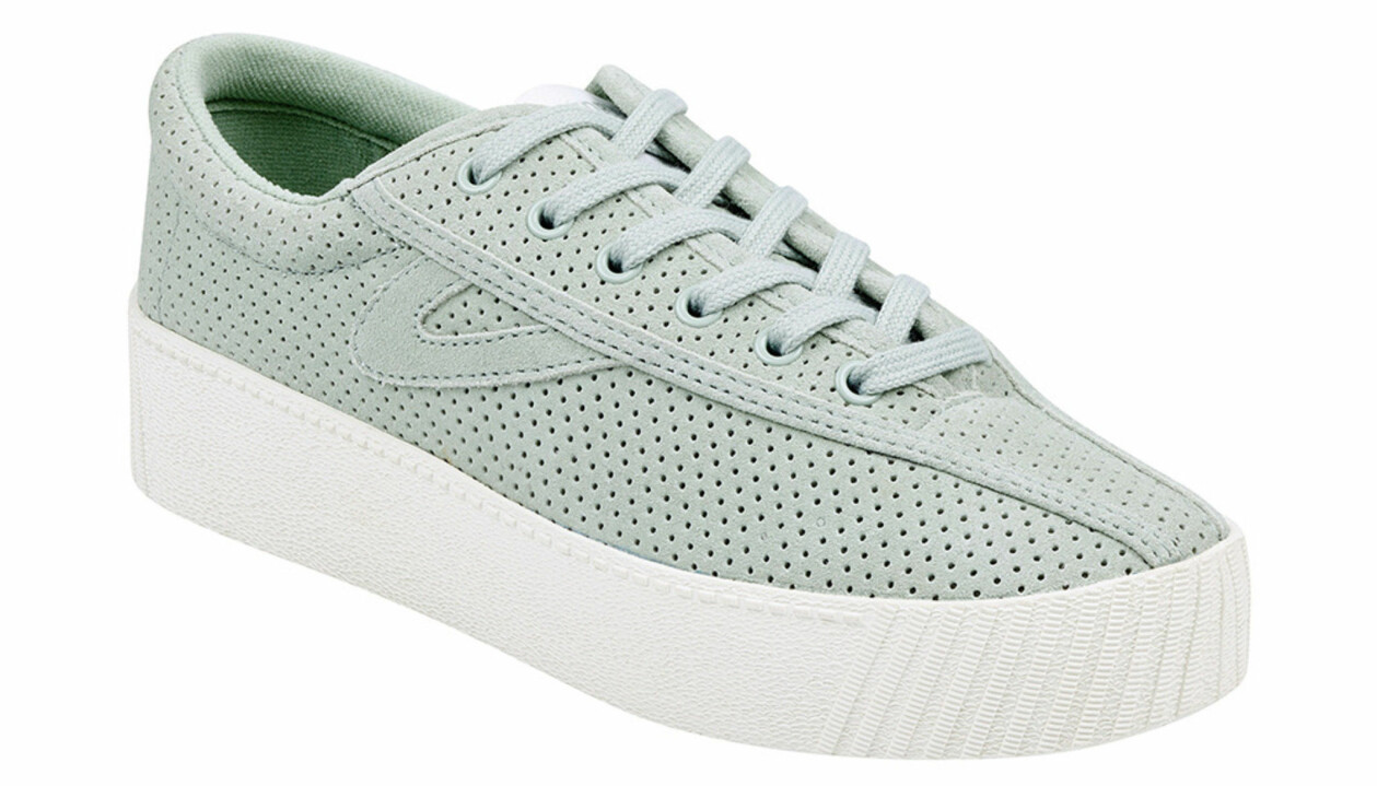 Låga sneakers i perforerad nubuck med gummisula som inte ger märken, från Tretorn.