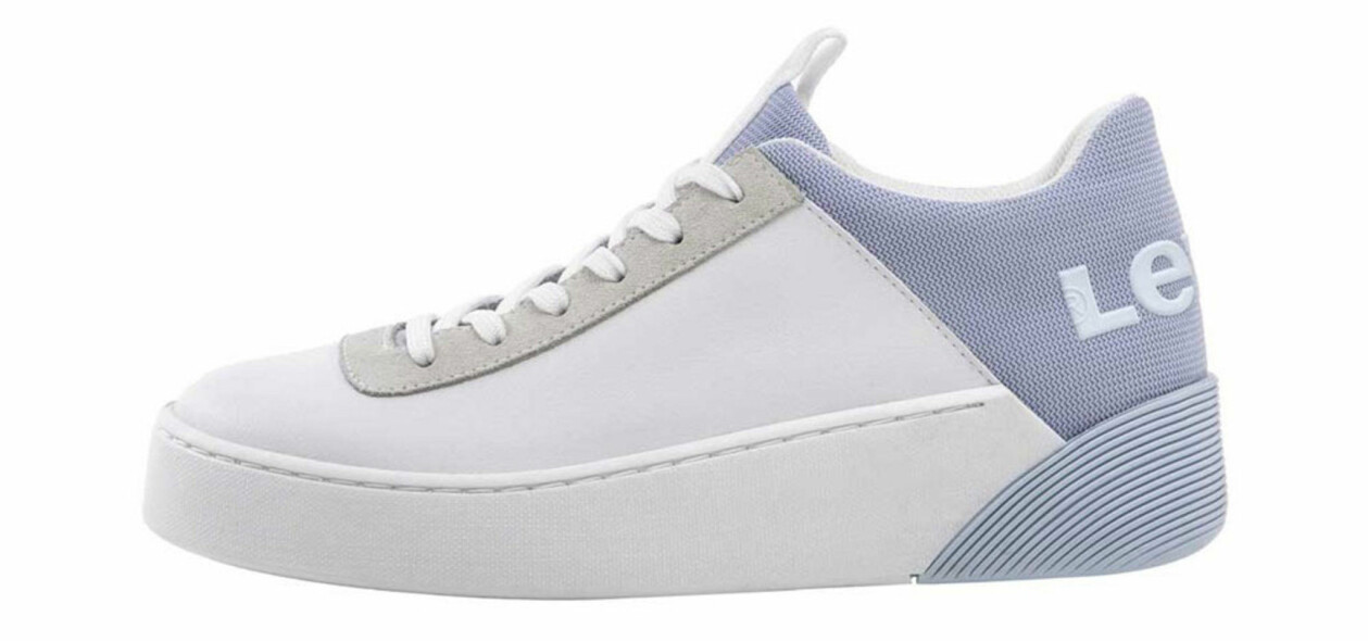 Sneaker i retrostil med stor logga baktill, från Levis.