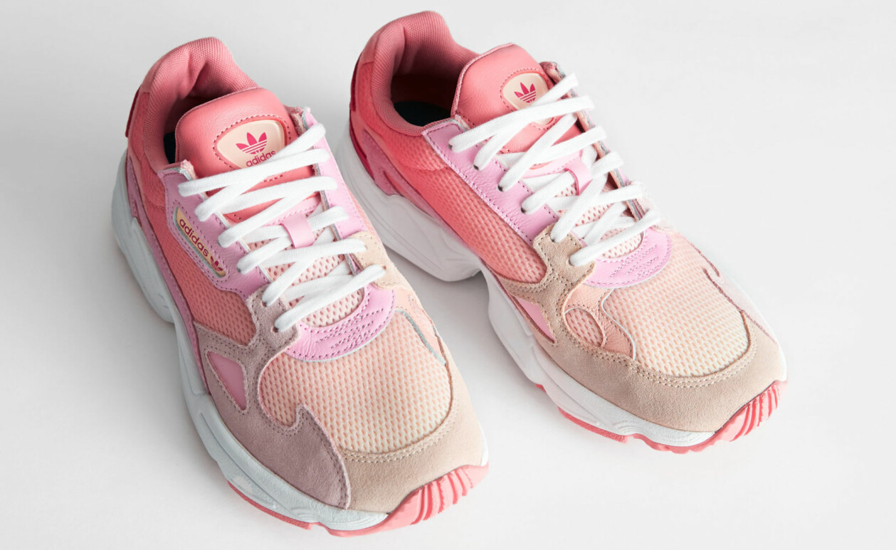 Sneakers i mocka och mesh inspirerad av 90-talets klassiska löparskor, lätt chunky modell, från Adidas.