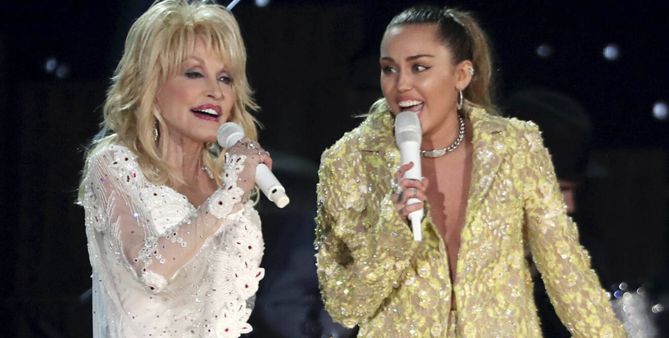 Dolly Parton och Miley Cyrus uppträder tillsammans.
