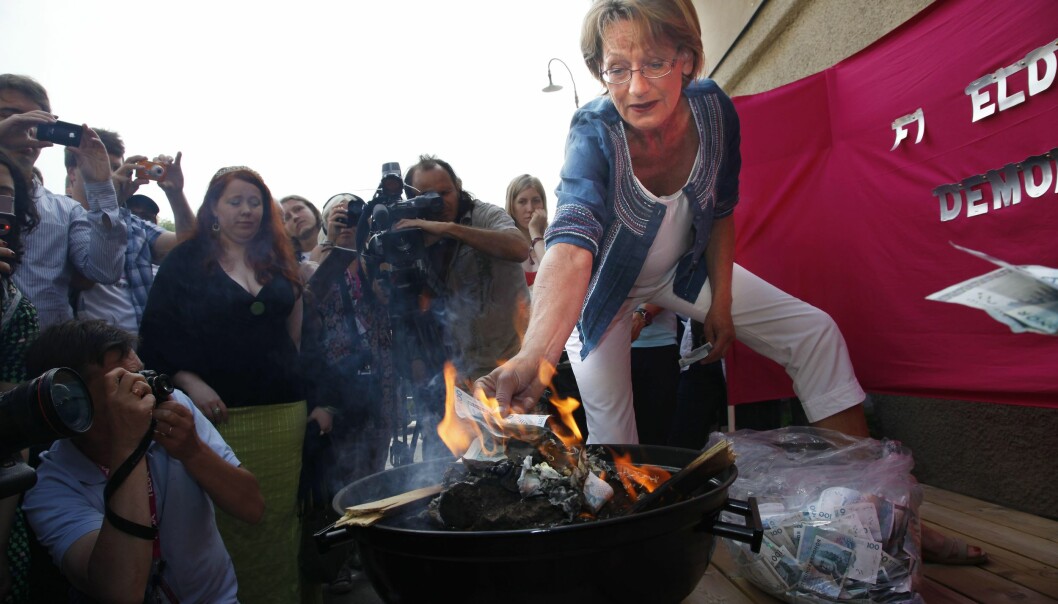 Gudrun Schyman brände upp 100 000 kronor under Almedalsveckan 2010. Foto: Björn Lindahl/TT Feministiskt initiativ-ledaren Gudrun Schyman bränner pengar i en grill.