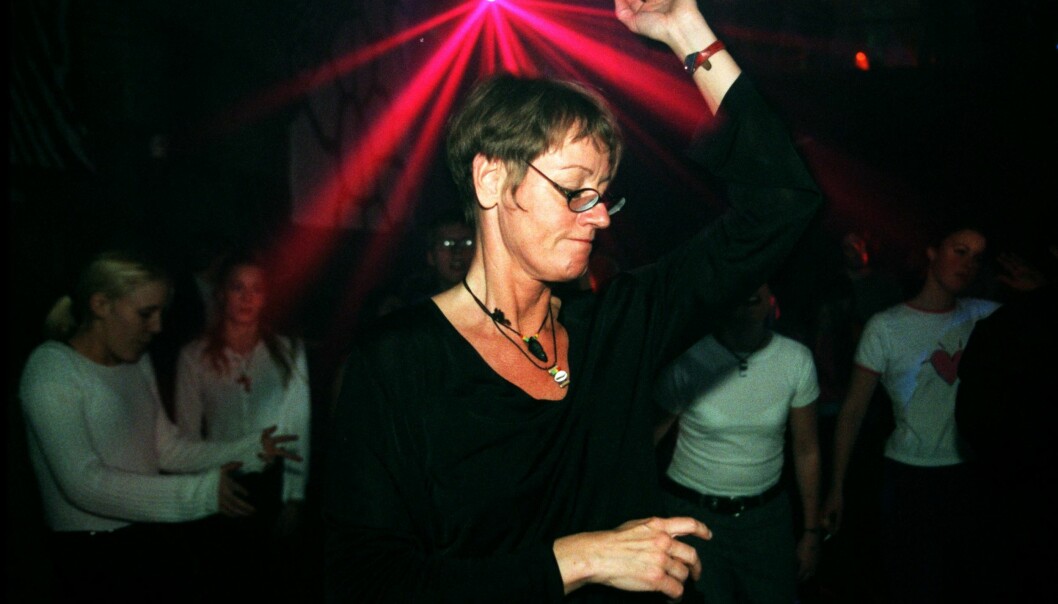Det blev sent när Gudrun Schyman festade loss på Docklands 1996. Först vid 03:30 på morgonen gick hon hem – på polisens order. Foto: Bibbi Johansson/TT Vänsterpartiledaren Gudrun Schyman dansar till techno på rave-klubben Docklands.