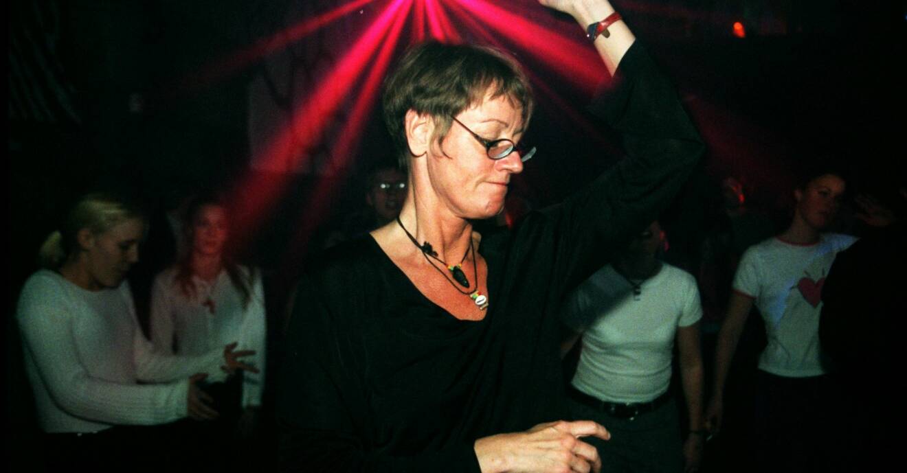 Vänsterpartiledaren Gudrun Schyman dansar till techno på rave-klubben Docklands.
