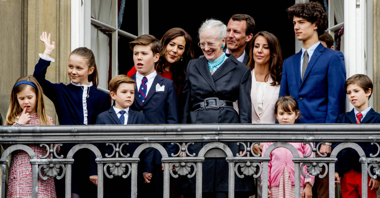 Danska drottningens familj vinkar från balkongen.