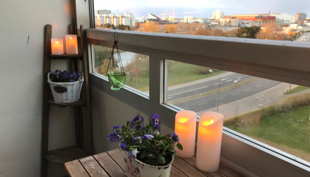 Blockljus på en balkong.