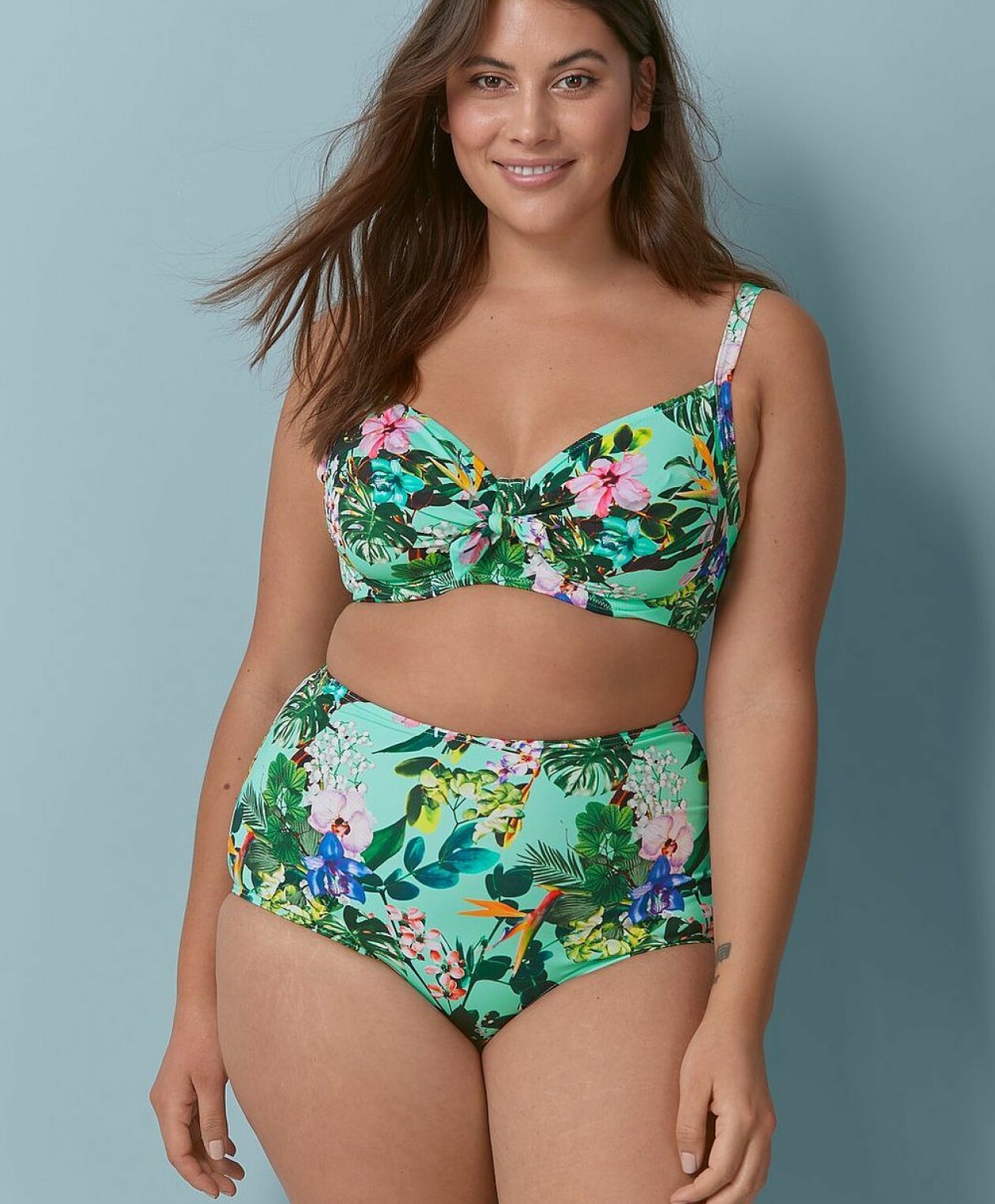 Bikini med tropiskt mönster, hög trosa och knytdetalj fram på behån, från Ellos