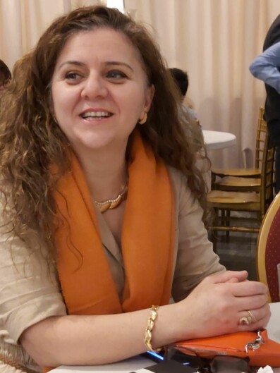 Efter flykten från kriget i Syrien har Ammera kompletterat studierna för att få en svensk läkarlegitimation. Foto: Privat Porträtt på läkaren Ammera Adra i civila kläder.