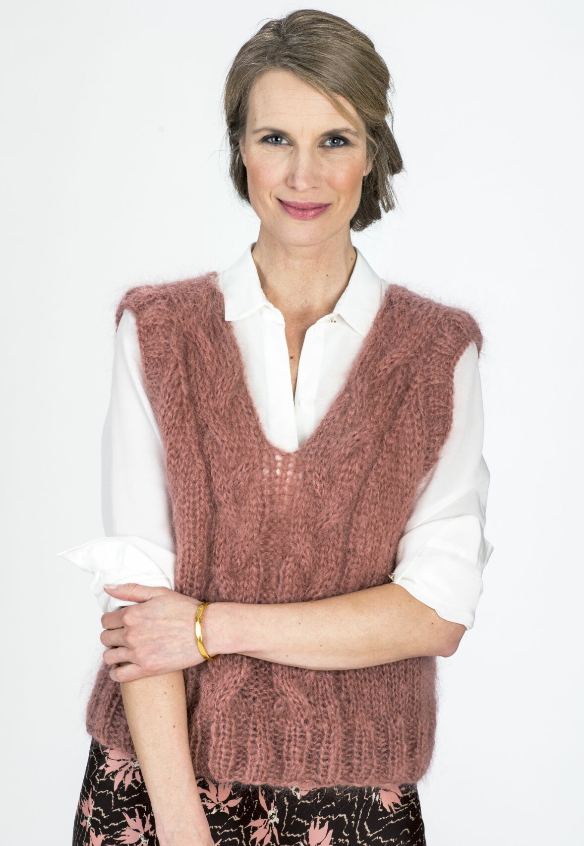 Västen passar lika bra att bära ovanpå en vit blus med byxor eller kjol till. Foto: Christina Uhlin