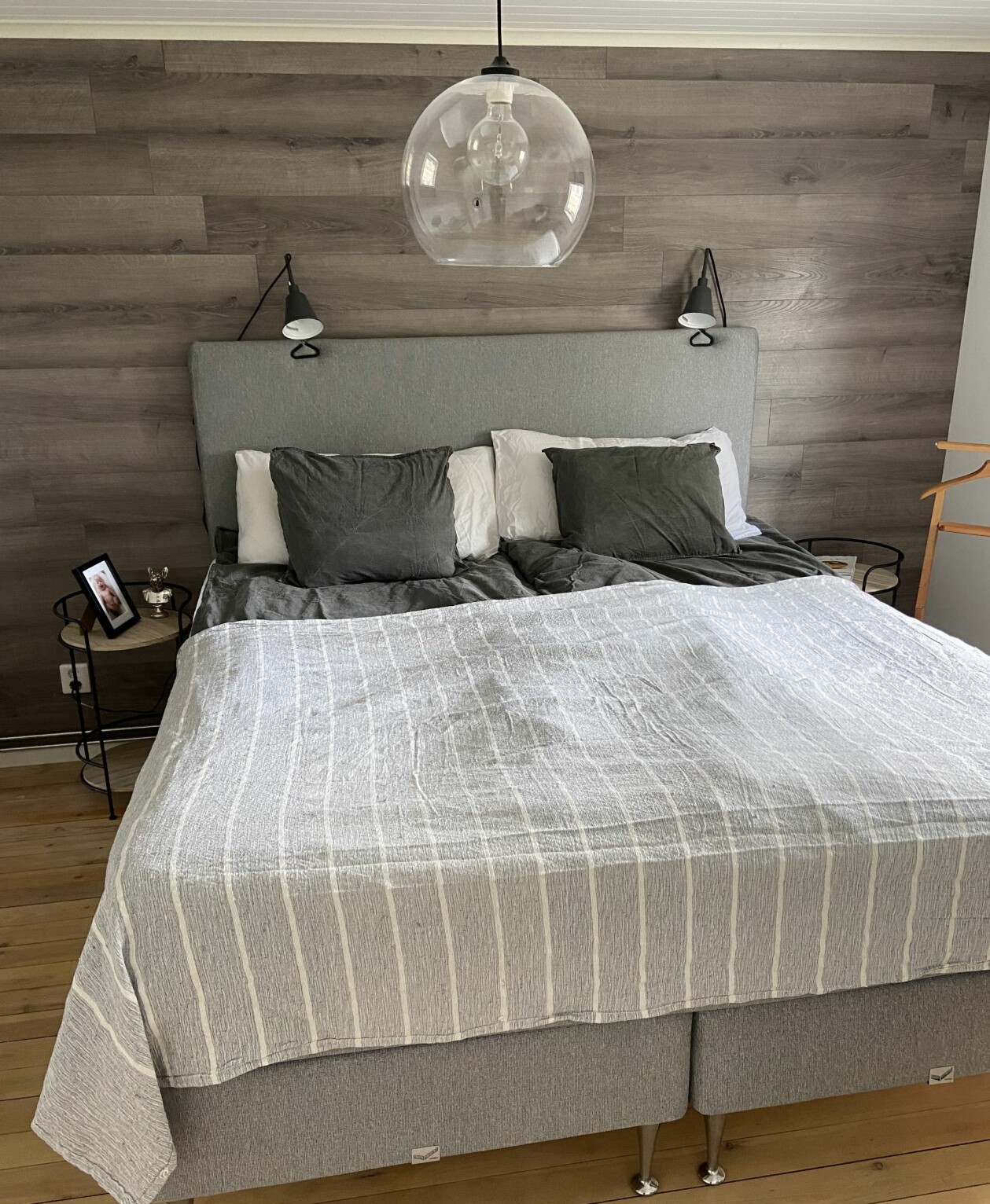 Varför inte sätta golvet på väggen? tänkte Stina. Foto: Privat Ett sovrum där ett golv har satts upp på en vägg.