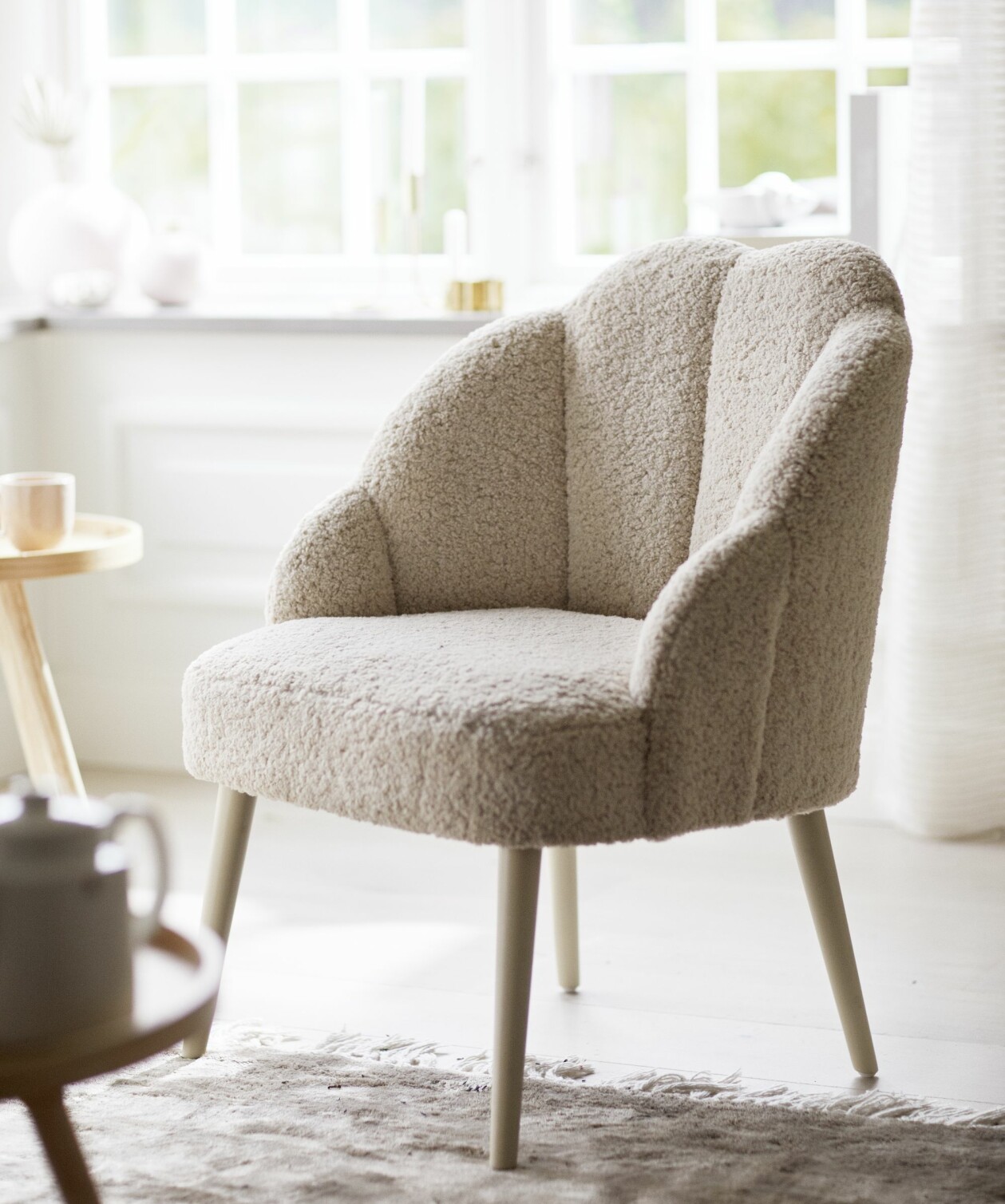 Beige snäckskalsformad fåtölj från Åhléns