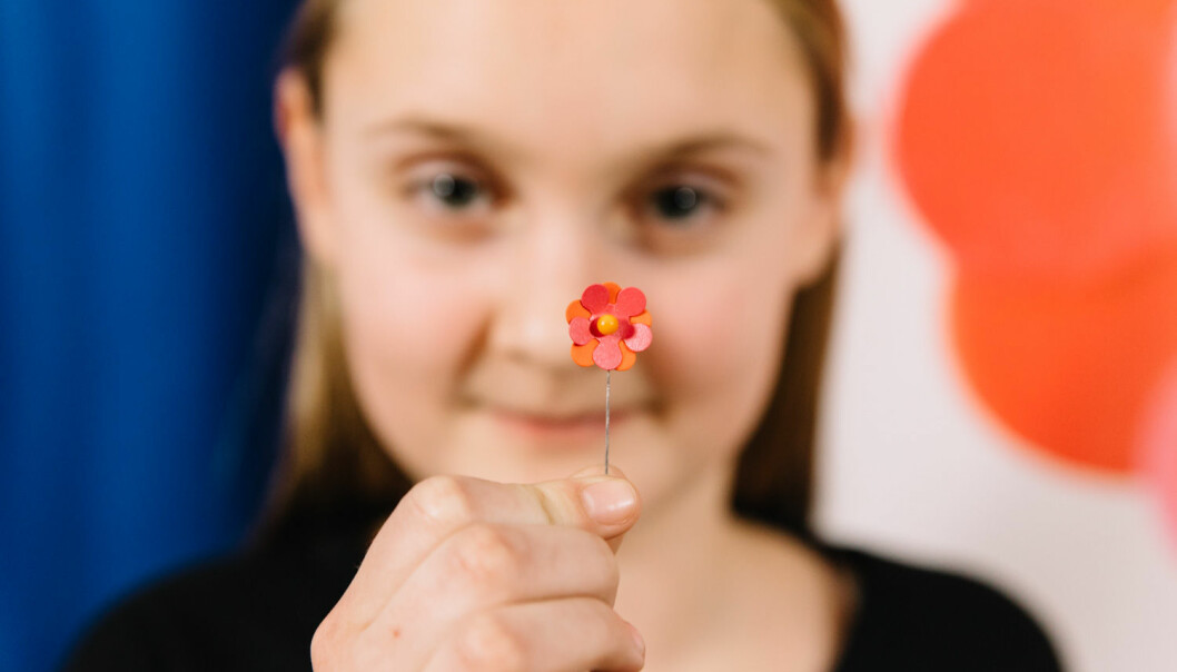 Elin Eisele, 12, designade årets majblomma. Foto: Majblomman Elin Eisele, årets designer av majblomman, tillsammans med majblomman 2020.