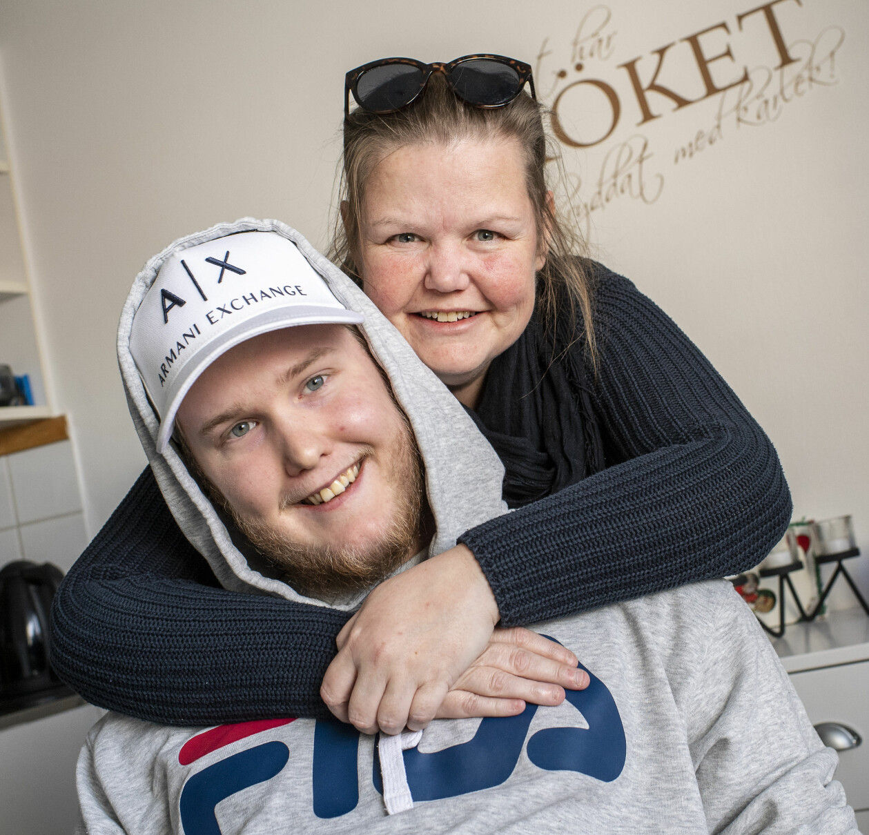 Victoria Torell med sonen Adam i köket hemma i Västervik.