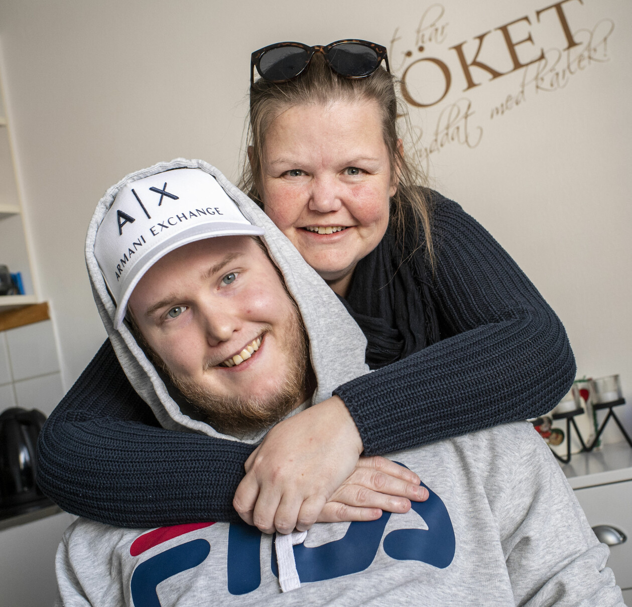 Vicktoria med sonen Adam, som idag är 18 år gammal. Foto: Örjan Karlsson Victoria Torell med sonen Adam i köket hemma i Västervik.