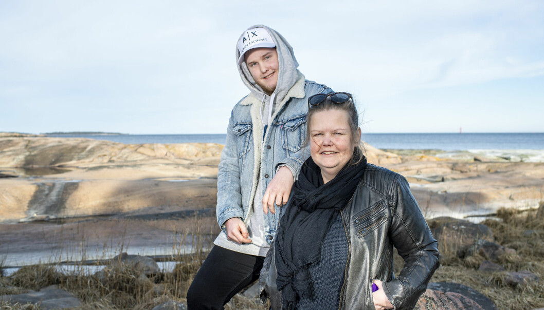 Vicktoria och Adam skadades båda i knivattacken. Foto: Örjan Karlsson Victoria Torell med sonen Adam i Västervik.
