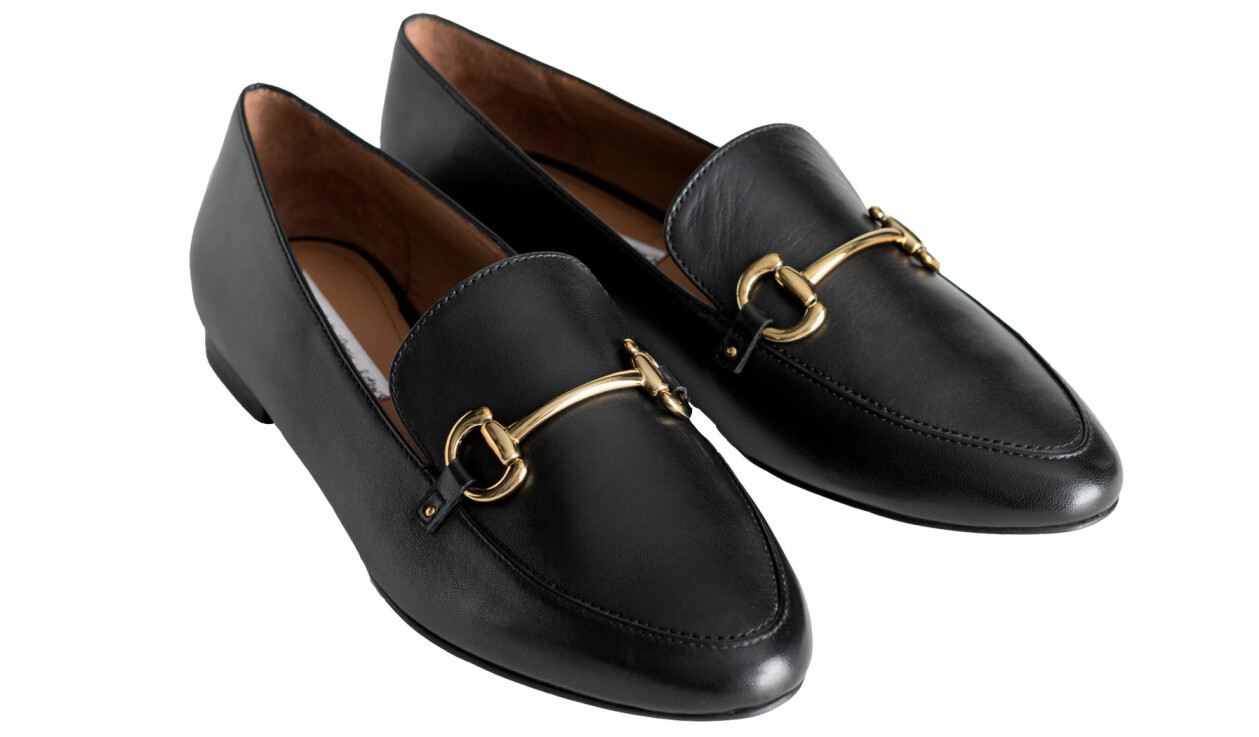 Svarta skinnloafers med guldspännen, från & Other Stories